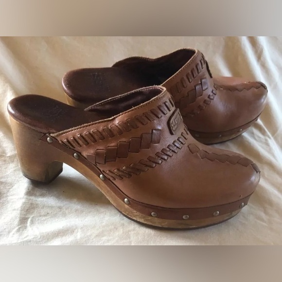 UGG Vivica Camel Leather Clog. Size 8 Wooden Heel. Sheerling Insole. Studded. - Picture 6 of 8